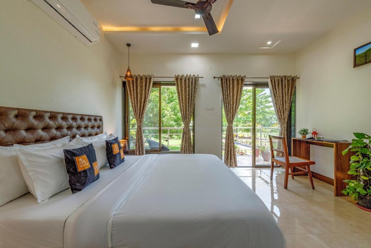 Saffronstays Lakeview Nivara - Farm Stay Villa With Private Pool Near Pune Bagian luar foto