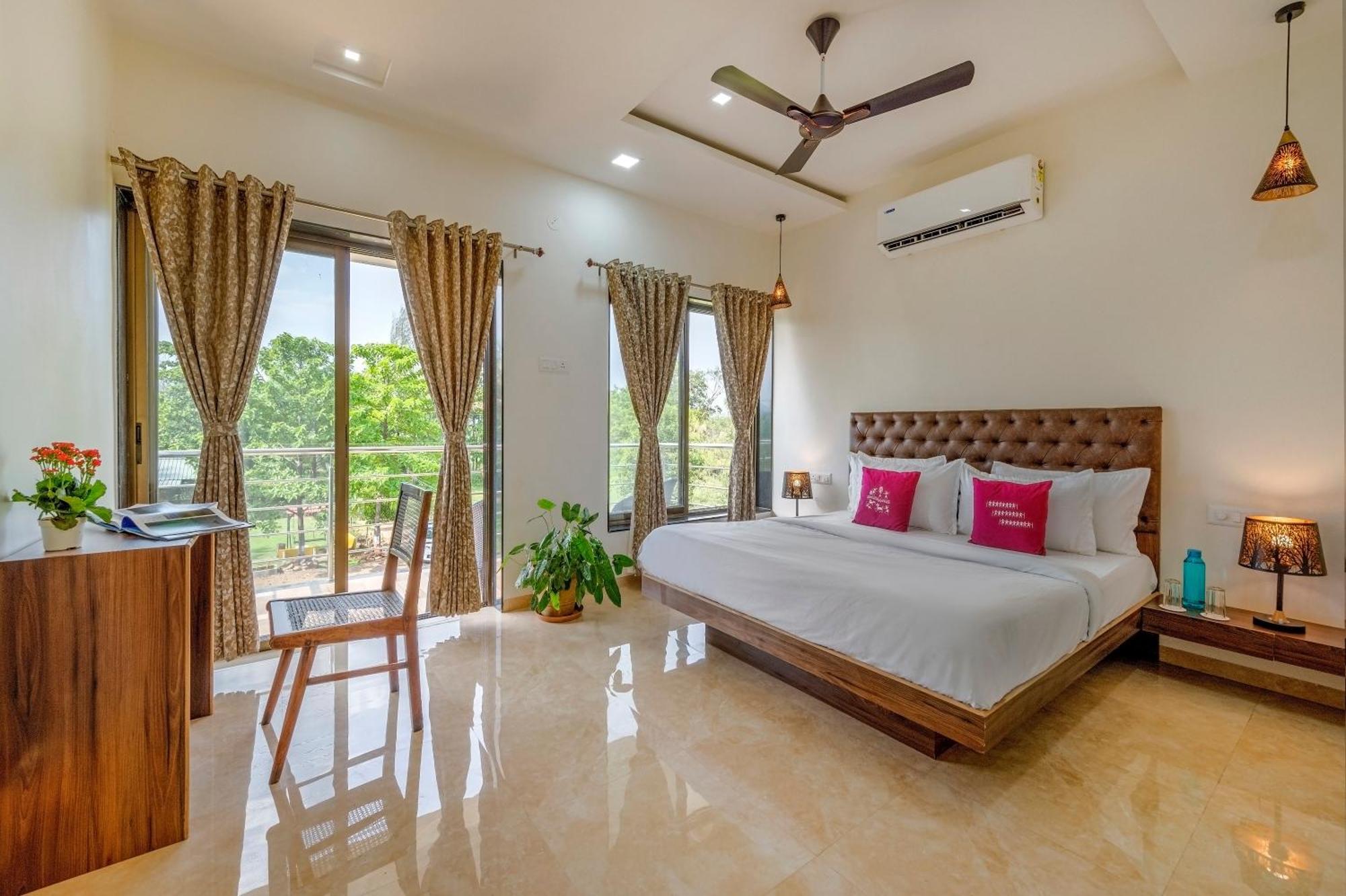 Saffronstays Lakeview Nivara - Farm Stay Villa With Private Pool Near Pune Bagian luar foto