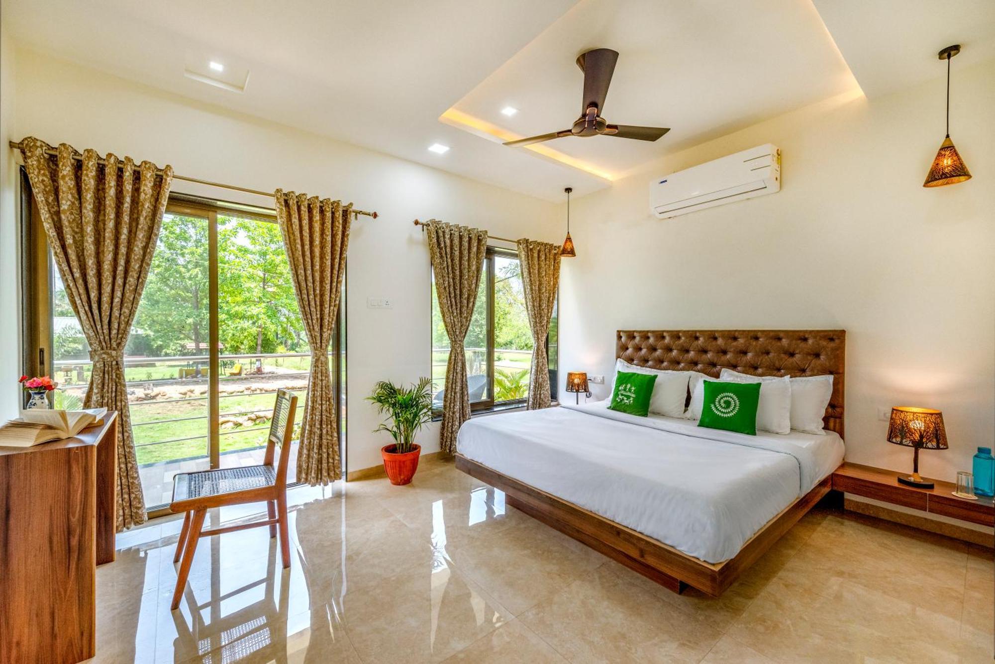 Saffronstays Lakeview Nivara - Farm Stay Villa With Private Pool Near Pune Bagian luar foto